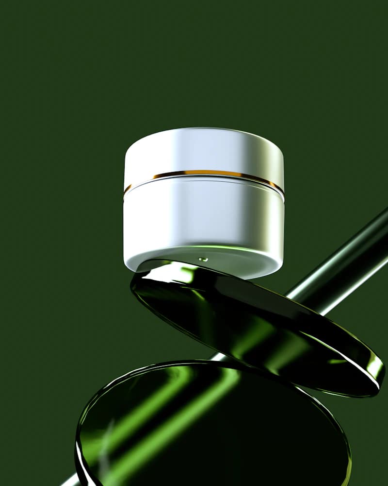 Pot de crème blanc sur fond vert