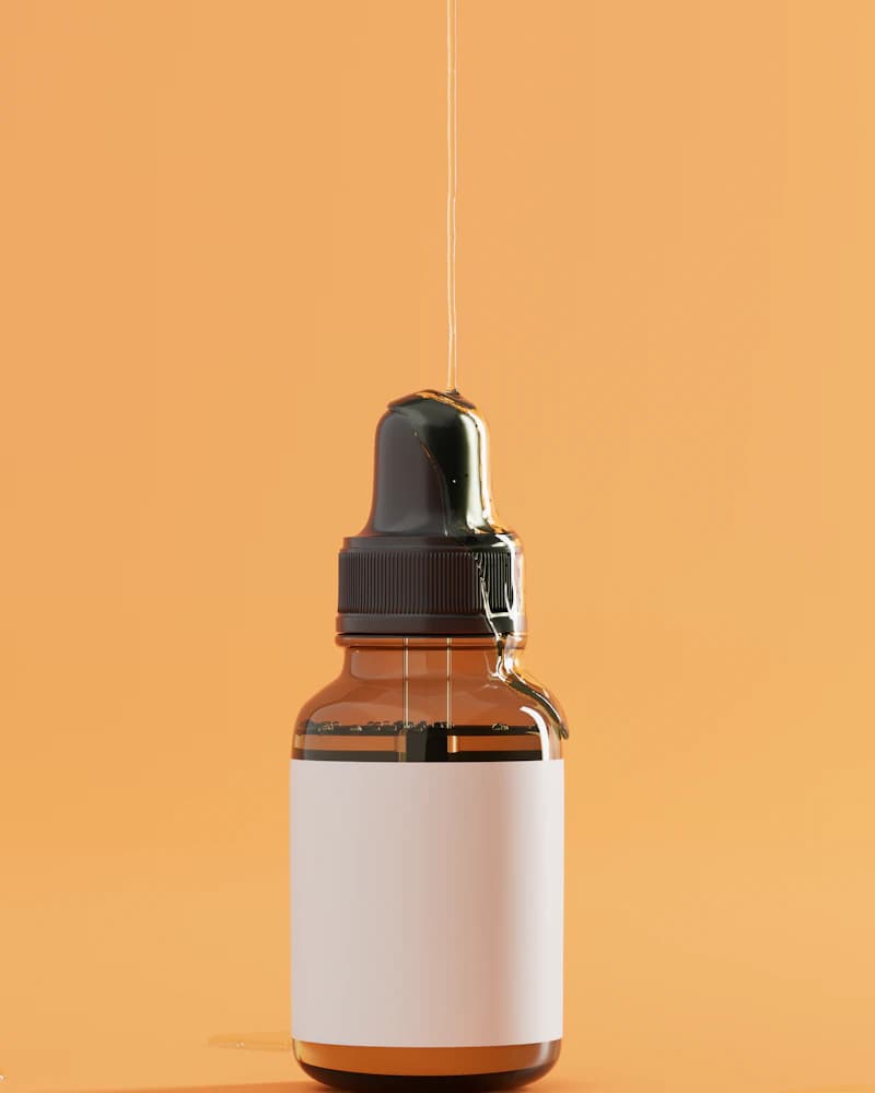 Flacon de sérum à pipette sur fond orange