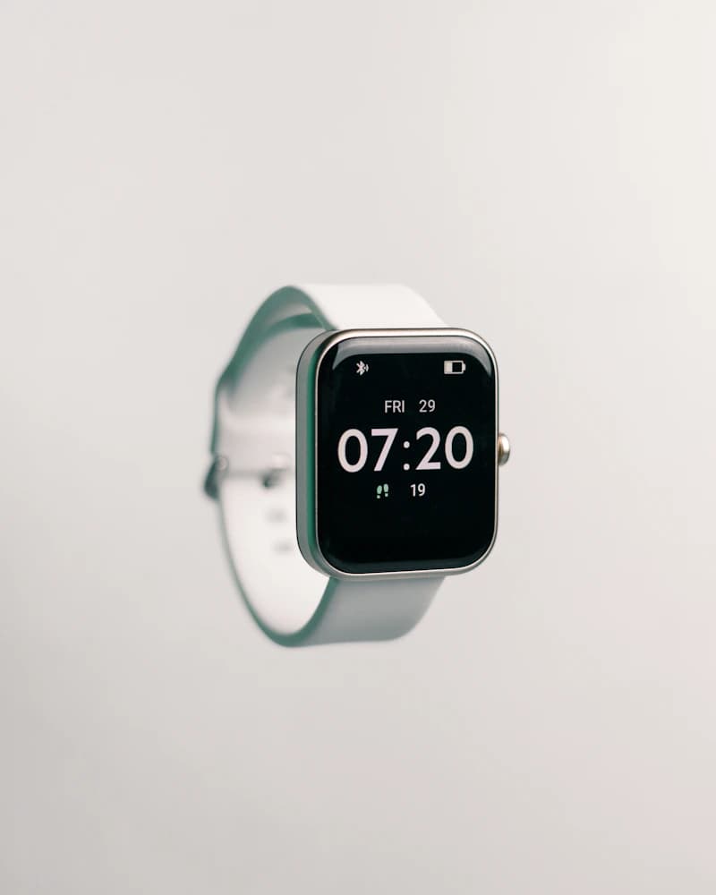 Montre connectée à bracelet blanc